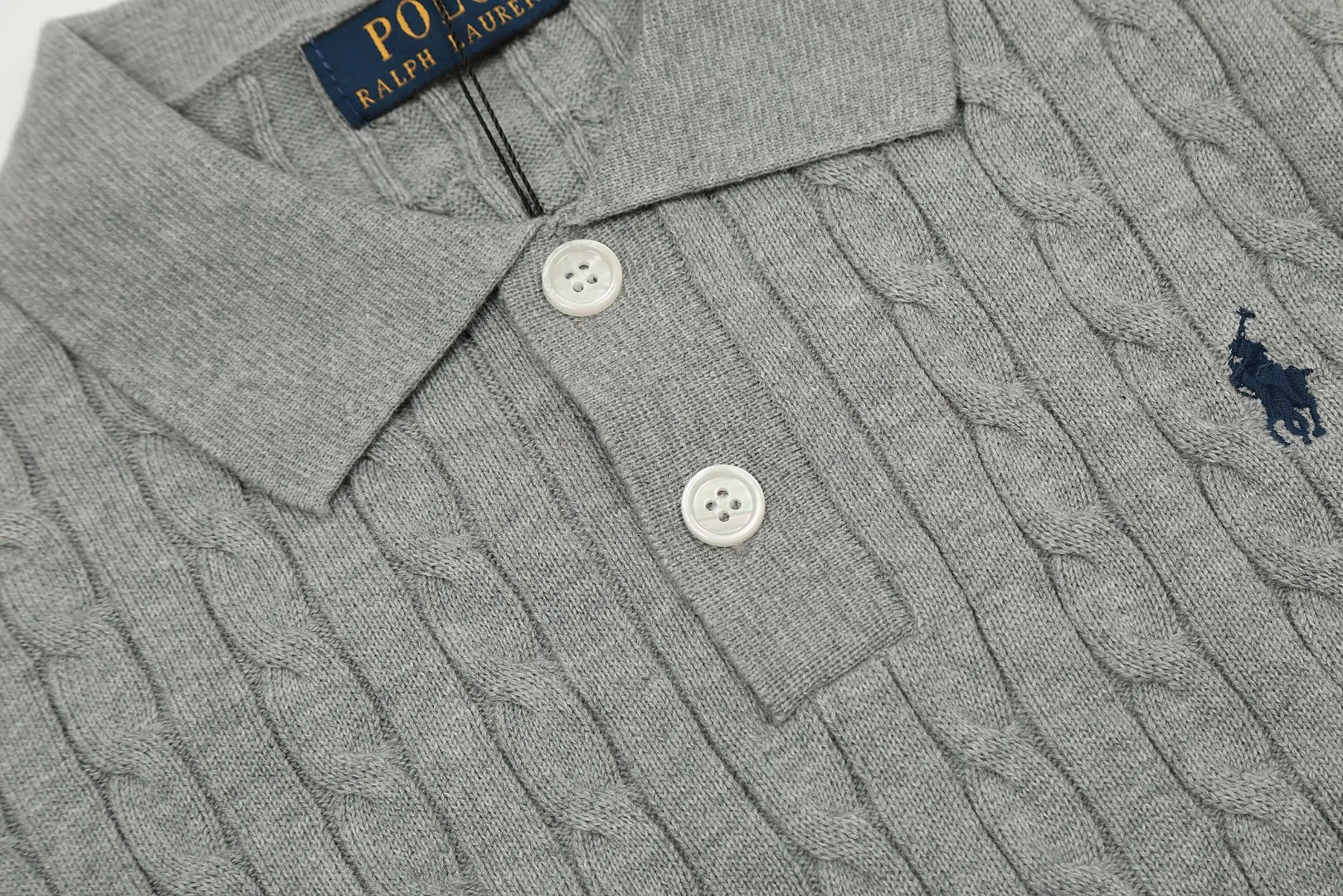 🅿️176 "Top quality" Style number: DS022# (not off the shelves all year round) [Ralph Lauren POLO lapel solid color pony embroidered logo knitted short sleeves] ✅Ralph Lauren Ralph Lauren classic basic versatile all-season cardigan knitted short sleeves ✅Main supplier platform live broadcast Wholesale entities Replenish when out of stock Not off the shelves ✅ZP quality 1:1 version Scan the code to enter the GF website Counter quality ✅Details and quality are the only one in Guangzhou. Imported quality cotton yarn focuses on high-end and cost-effective. Needless to say good quality. ✅The version is restored to the original order. The maximum size can be worn up to 160 pounds. Loose, comfortable and stress-free.